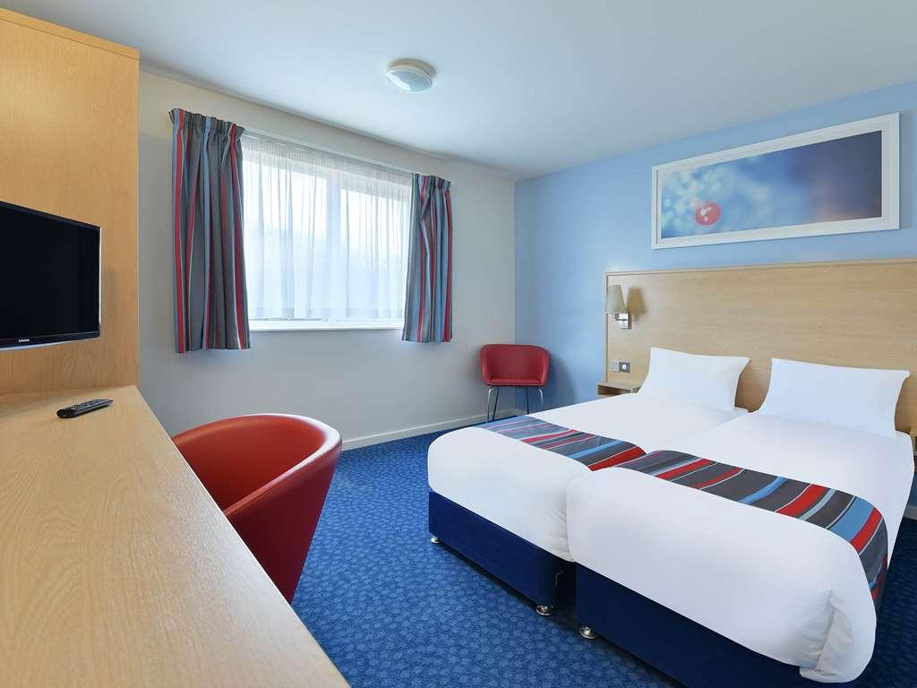 Travelodge Swindon Central Room photo