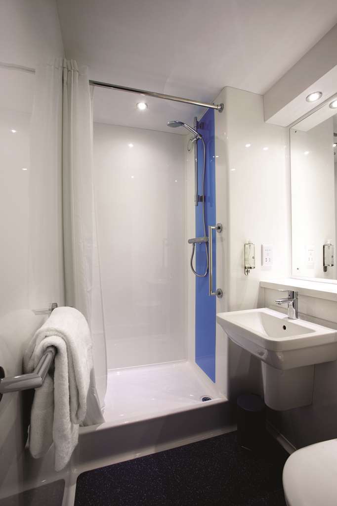 Travelodge Swindon Central Room photo