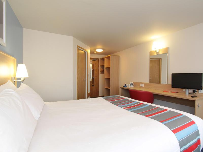 Travelodge Swindon Central Exterior photo